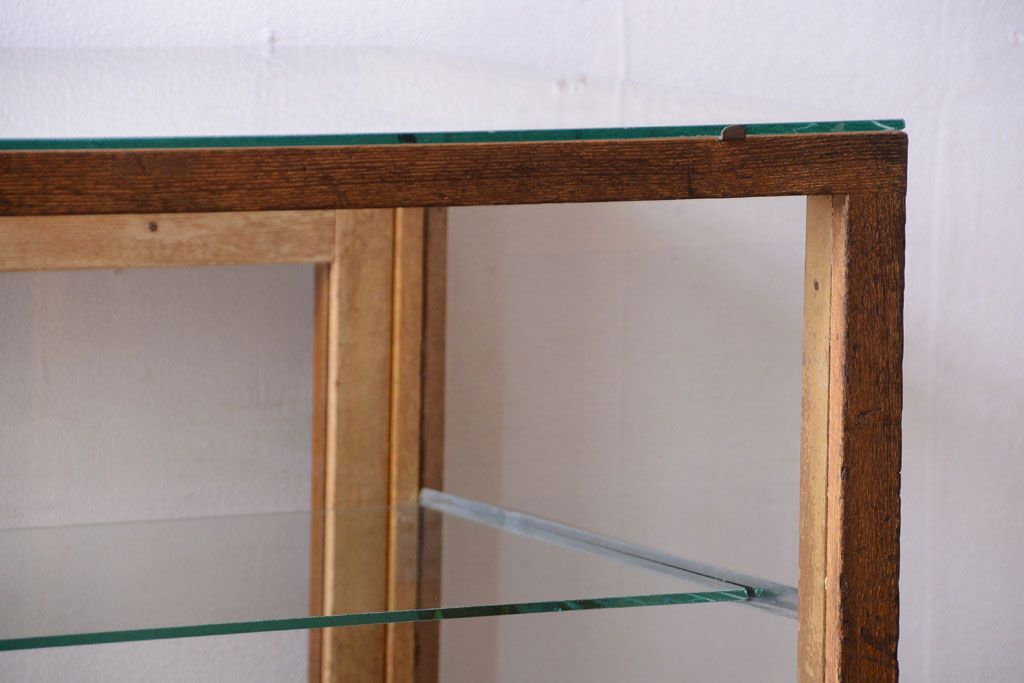 レトロ家具　昭和レトロ　脚付き!古い木製のシンプルなアンティークガラスケース(ショーケース)(1)