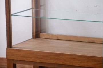 レトロ家具　昭和レトロ　脚付き!古い木製のシンプルなアンティークガラスケース(ショーケース)(1)