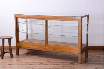 レトロ家具　昭和レトロ　脚付き!古い木製のシンプルなアンティークガラスケース(ショーケース)(1)