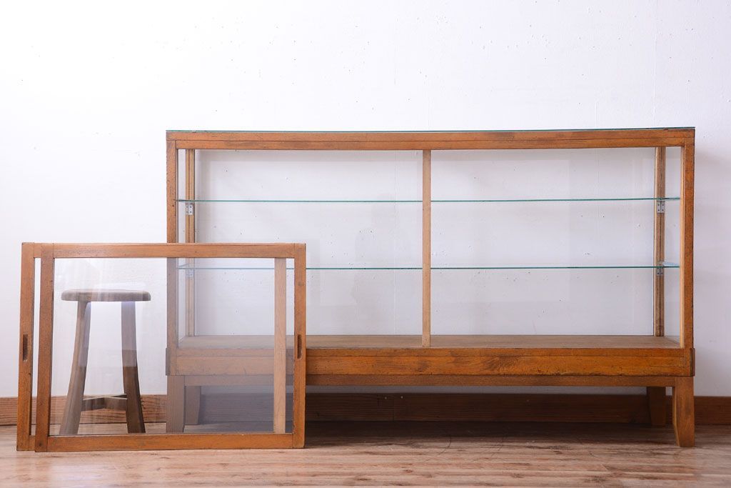 レトロ家具　昭和レトロ　脚付き!古い木製のシンプルなアンティークガラスケース(ショーケース)(1)
