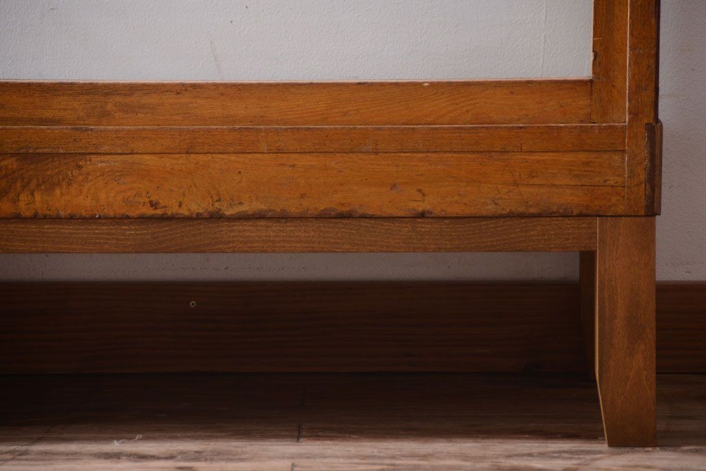 レトロ家具　昭和レトロ　脚付き!古い木製のシンプルなアンティークガラスケース(ショーケース)(1)