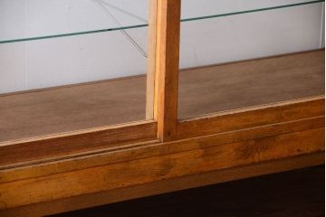 レトロ家具　昭和レトロ　脚付き!古い木製のシンプルなアンティークガラスケース(ショーケース)(1)