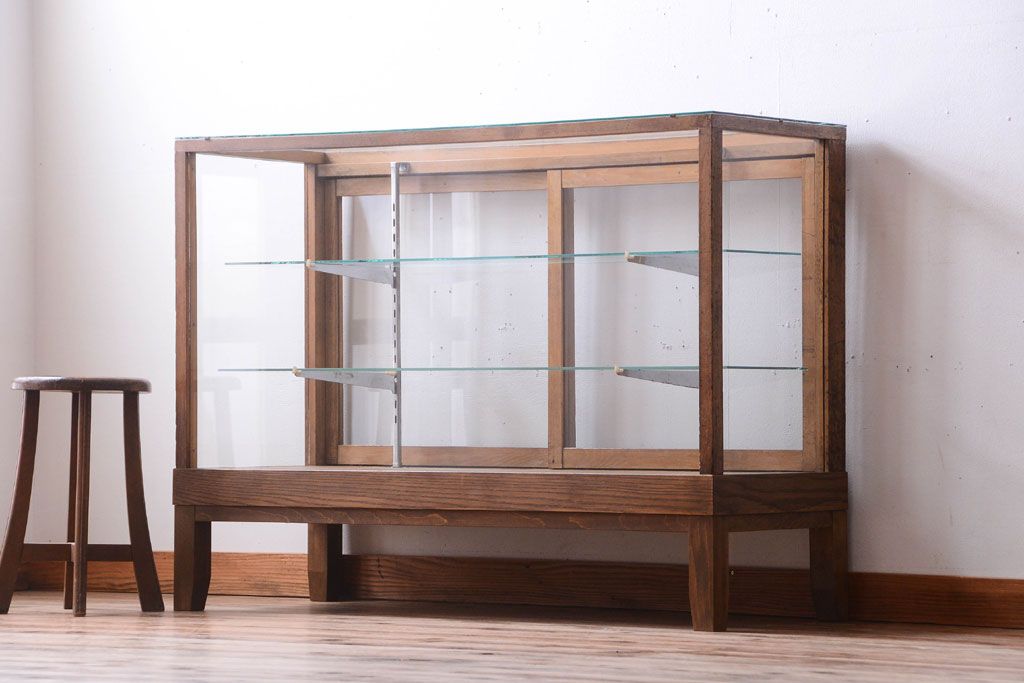 レトロ家具　昭和レトロ　脚付き!古い木製のシンプルなアンティークガラスケース(ショーケース)(2)