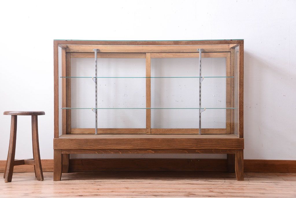 レトロ家具　昭和レトロ　脚付き!古い木製のシンプルなアンティークガラスケース(ショーケース)(2)
