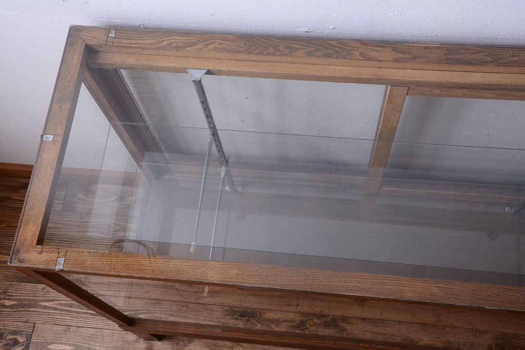 レトロ家具　昭和レトロ　脚付き!古い木製のシンプルなアンティークガラスケース(ショーケース)(2)