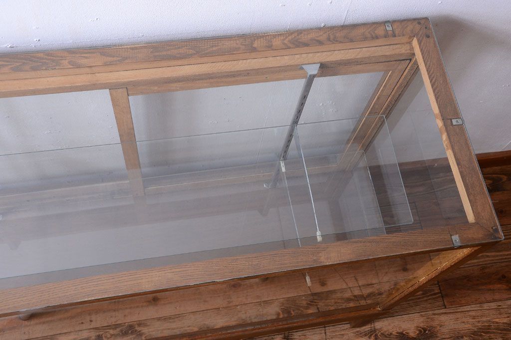 レトロ家具　昭和レトロ　脚付き!古い木製のシンプルなアンティークガラスケース(ショーケース)(2)