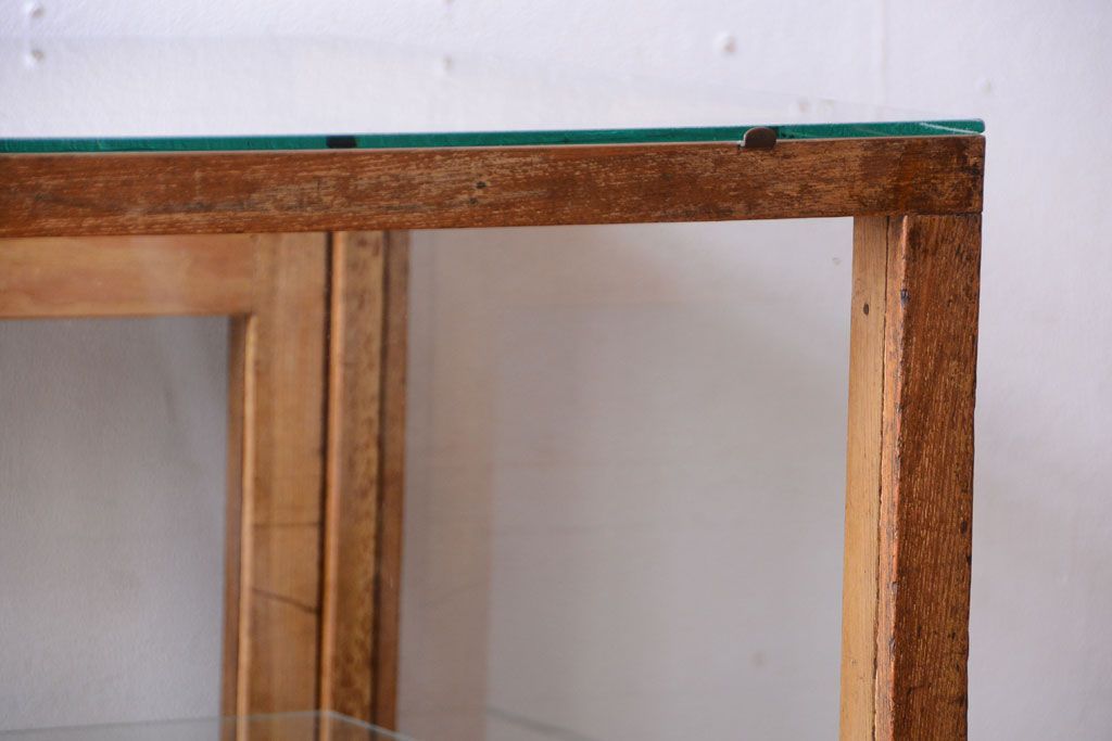 レトロ家具　昭和レトロ　脚付き!古い木製のシンプルなアンティークガラスケース(ショーケース)(2)