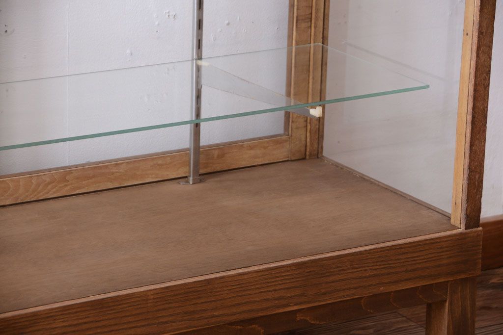 レトロ家具　昭和レトロ　脚付き!古い木製のシンプルなアンティークガラスケース(ショーケース)(2)