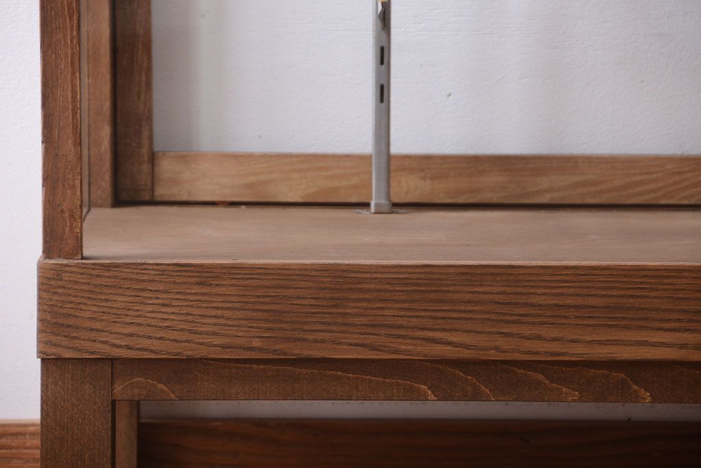 レトロ家具　昭和レトロ　脚付き!古い木製のシンプルなアンティークガラスケース(ショーケース)(2)