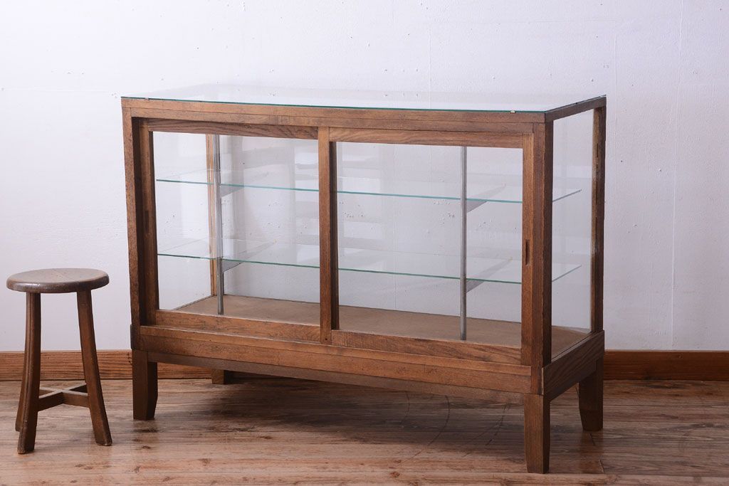レトロ家具　昭和レトロ　脚付き!古い木製のシンプルなアンティークガラスケース(ショーケース)(2)