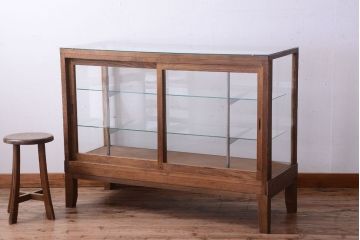 レトロ家具　昭和レトロ　脚付き!古い木製のシンプルなアンティークガラスケース(ショーケース)(2)