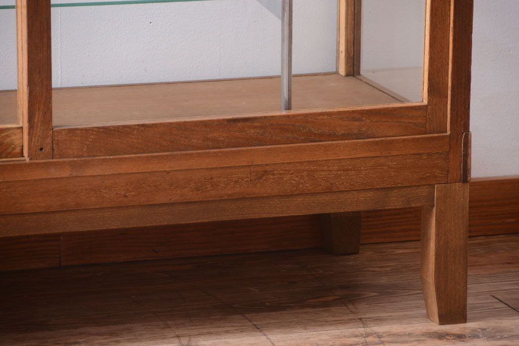 レトロ家具　昭和レトロ　脚付き!古い木製のシンプルなアンティークガラスケース(ショーケース)(2)