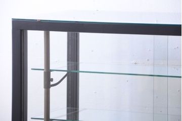 アンティーク家具　アンティーク　鉄脚付き!ペイントRガラスケース(ショーケース)