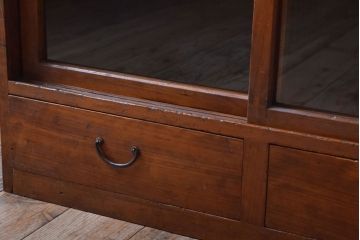 アンティーク家具　和製アンティーク　古い木の引き出し付きガラス戸棚