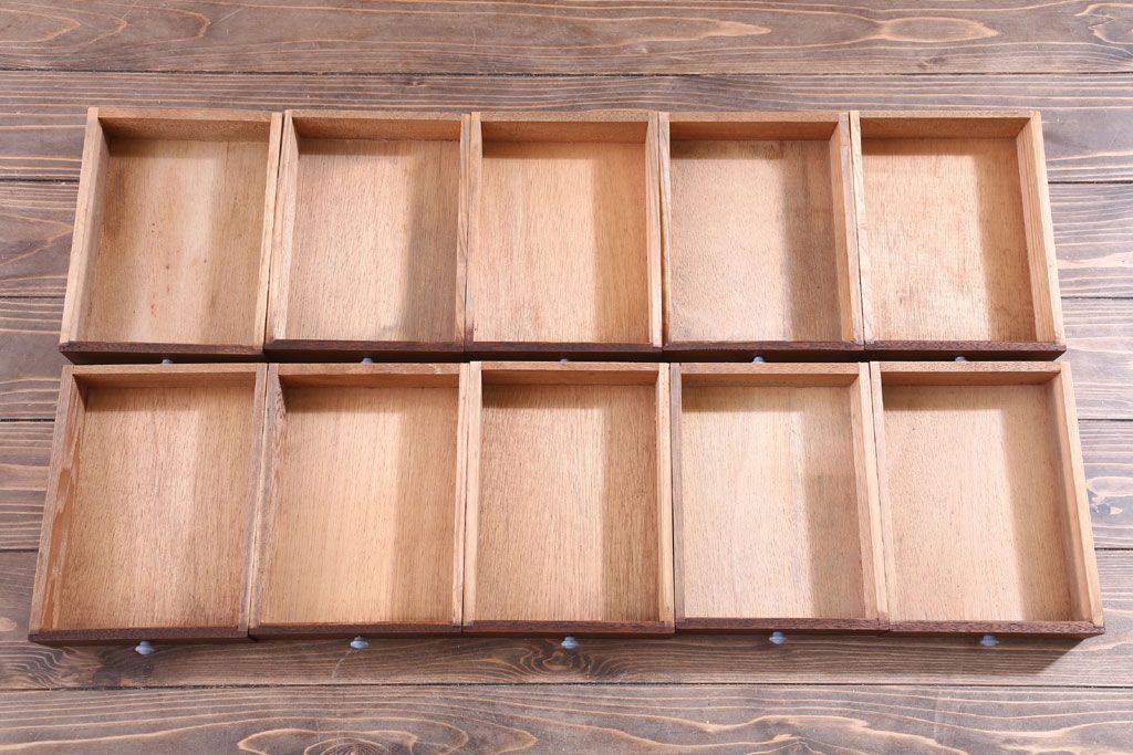 アンティーク家具　和製アンティーク　古い木の20杯小引き出し