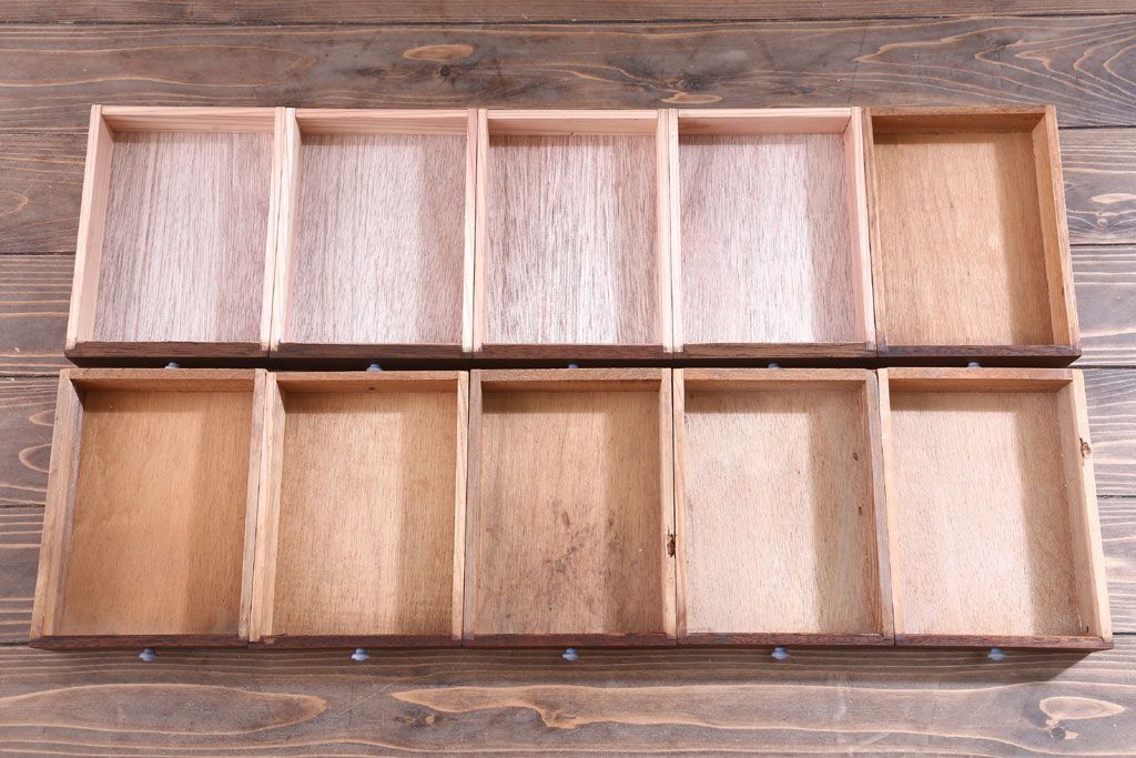 アンティーク家具　和製アンティーク　古い木の20杯小引き出し