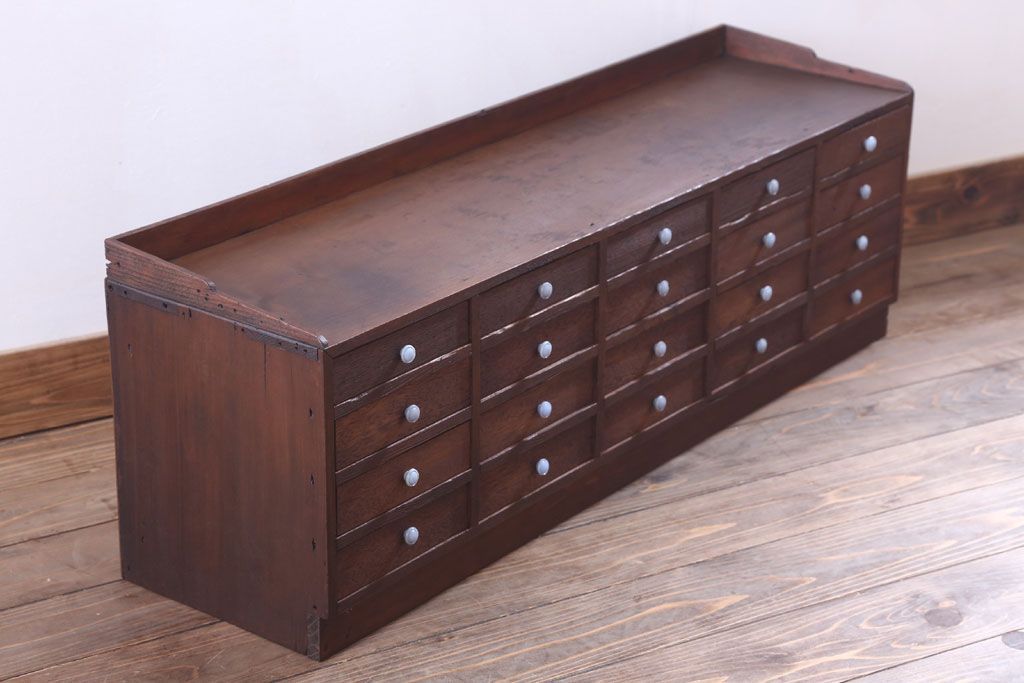 アンティーク家具　和製アンティーク　古い木の20杯小引き出し