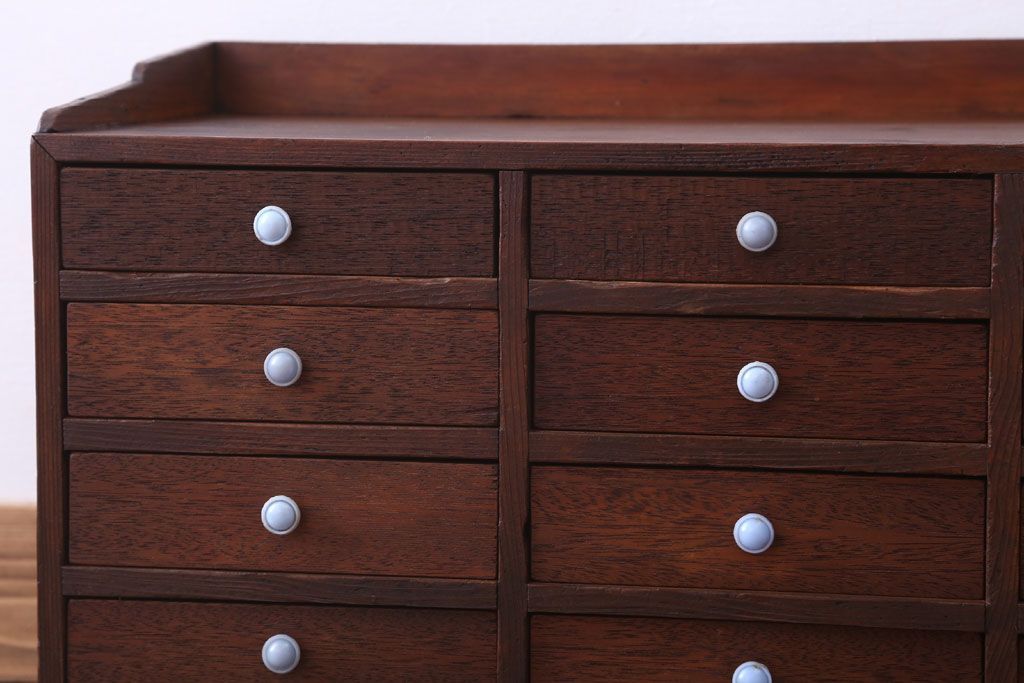 アンティーク家具　和製アンティーク　古い木の20杯小引き出し