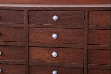 アンティーク家具　和製アンティーク　古い木の20杯小引き出し