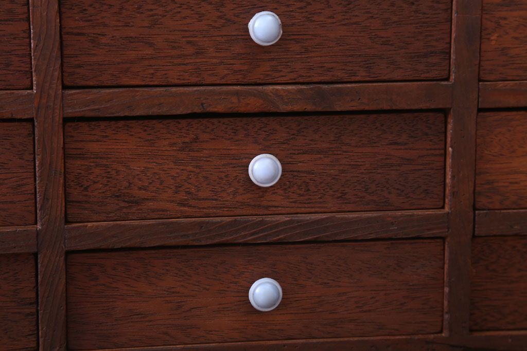 アンティーク家具　和製アンティーク　古い木の20杯小引き出し