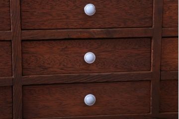 アンティーク家具　和製アンティーク　古い木の20杯小引き出し