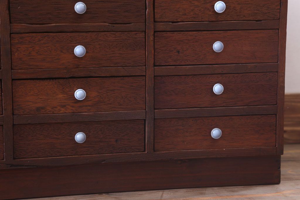 アンティーク家具　和製アンティーク　古い木の20杯小引き出し