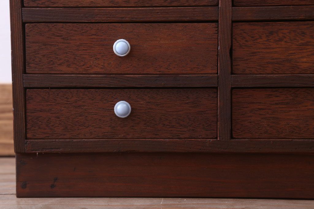 アンティーク家具　和製アンティーク　古い木の20杯小引き出し
