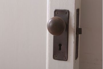 アンティークペイント　ダイヤガラス入り!大きな古いドア