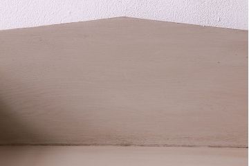 ペイント家具　ダイヤガラス入り!レトロな雰囲気のペイント本箱(収納棚、戸棚、食器棚)