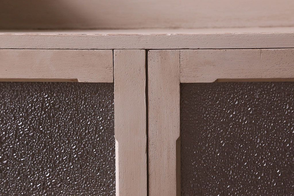 ペイント家具　ダイヤガラス入り!レトロな雰囲気のペイント本箱(収納棚、戸棚、食器棚)