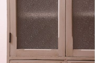 ペイント家具　ダイヤガラス入り!レトロな雰囲気のペイント本箱(収納棚、戸棚、食器棚)