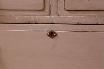 ペイント家具　ダイヤガラス入り!レトロな雰囲気のペイント本箱(収納棚、戸棚、食器棚)