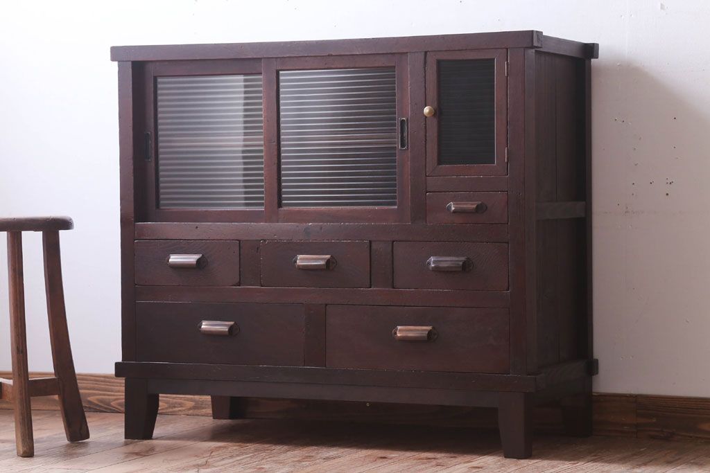 アンティーク家具　和製アンティーク　モールガラス引き戸の脚付きサイドボード(収納棚)(2)