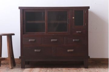 アンティーク家具　和製アンティーク　モールガラス引き戸の脚付きサイドボード(収納棚)(2)