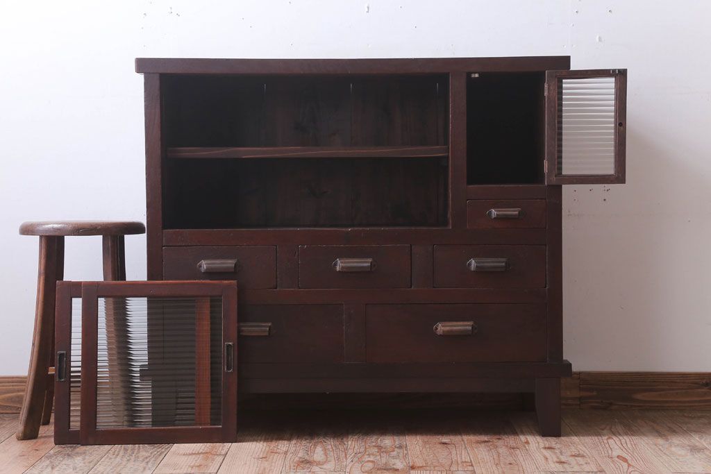 アンティーク家具　和製アンティーク　モールガラス引き戸の脚付きサイドボード(収納棚)(2)