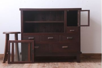 アンティーク家具　和製アンティーク　モールガラス引き戸の脚付きサイドボード(収納棚)(2)