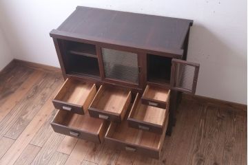 アンティーク家具　和製アンティーク　モールガラス引き戸の脚付きサイドボード(収納棚)(2)