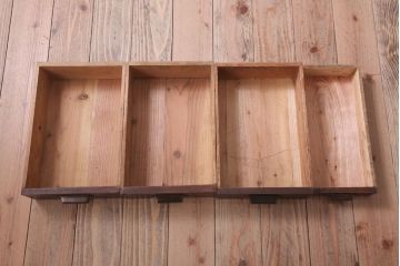 アンティーク家具　和製アンティーク　モールガラス引き戸の脚付きサイドボード(収納棚)(2)