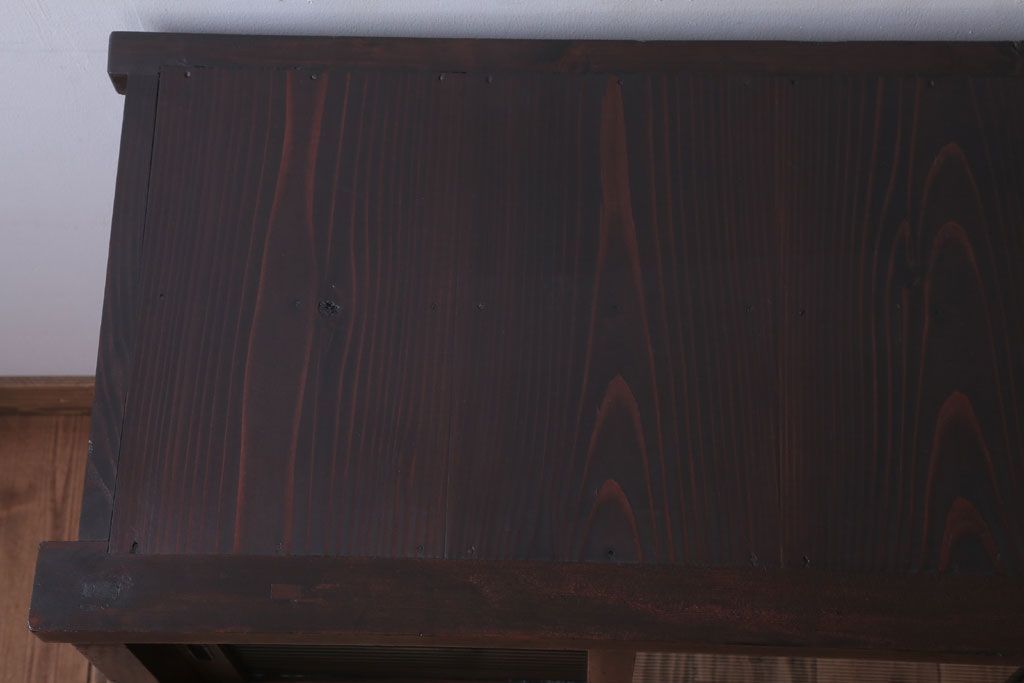 アンティーク家具　和製アンティーク　モールガラス引き戸の脚付きサイドボード(収納棚)(2)