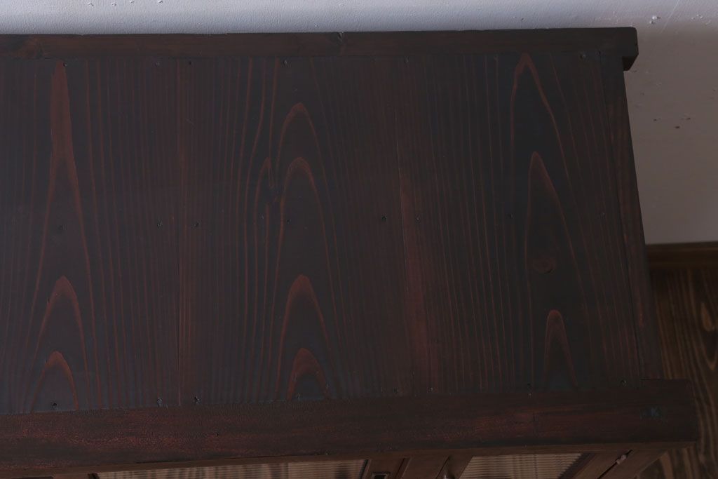 アンティーク家具　和製アンティーク　モールガラス引き戸の脚付きサイドボード(収納棚)(2)