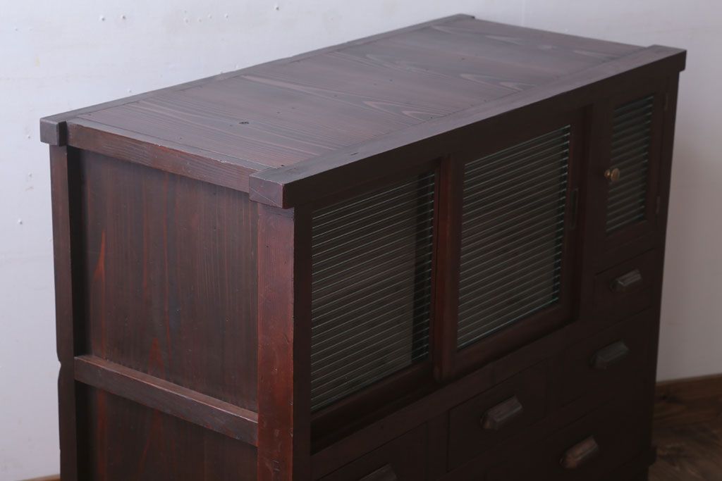 アンティーク家具　和製アンティーク　モールガラス引き戸の脚付きサイドボード(収納棚)(2)