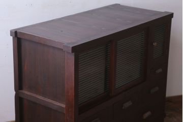 アンティーク家具　和製アンティーク　モールガラス引き戸の脚付きサイドボード(収納棚)(2)