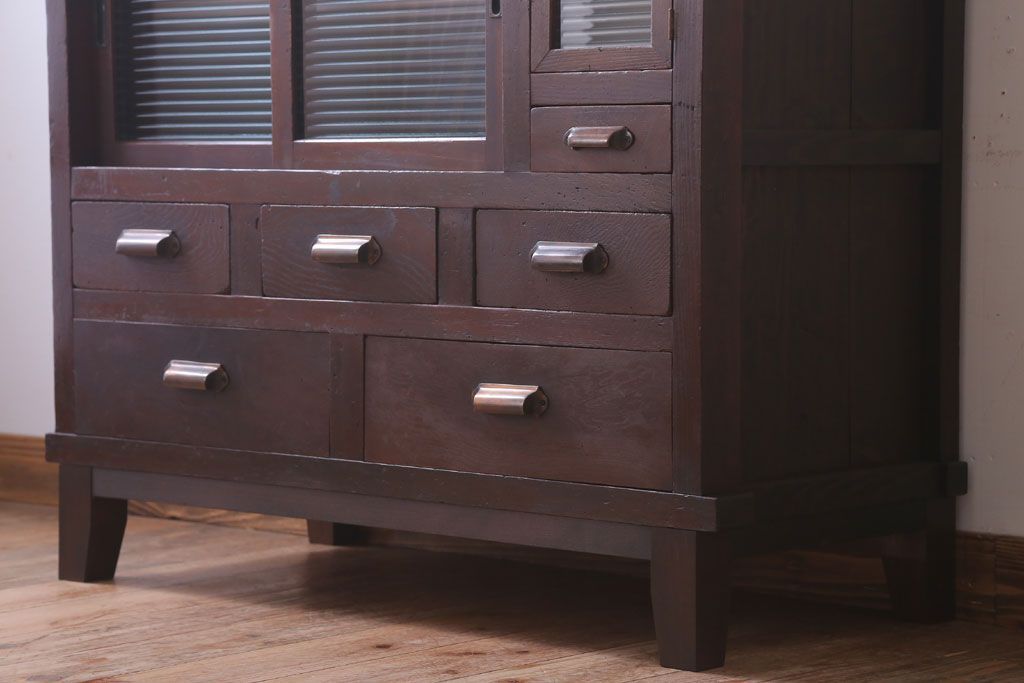 アンティーク家具　和製アンティーク　モールガラス引き戸の脚付きサイドボード(収納棚)(2)