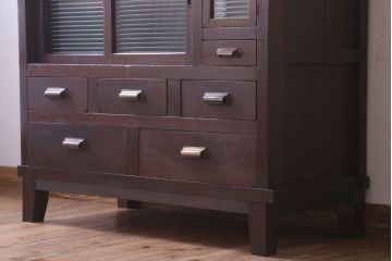 アンティーク家具　和製アンティーク　モールガラス引き戸の脚付きサイドボード(収納棚)(2)