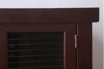 アンティーク家具　和製アンティーク　モールガラス引き戸の脚付きサイドボード(収納棚)(2)