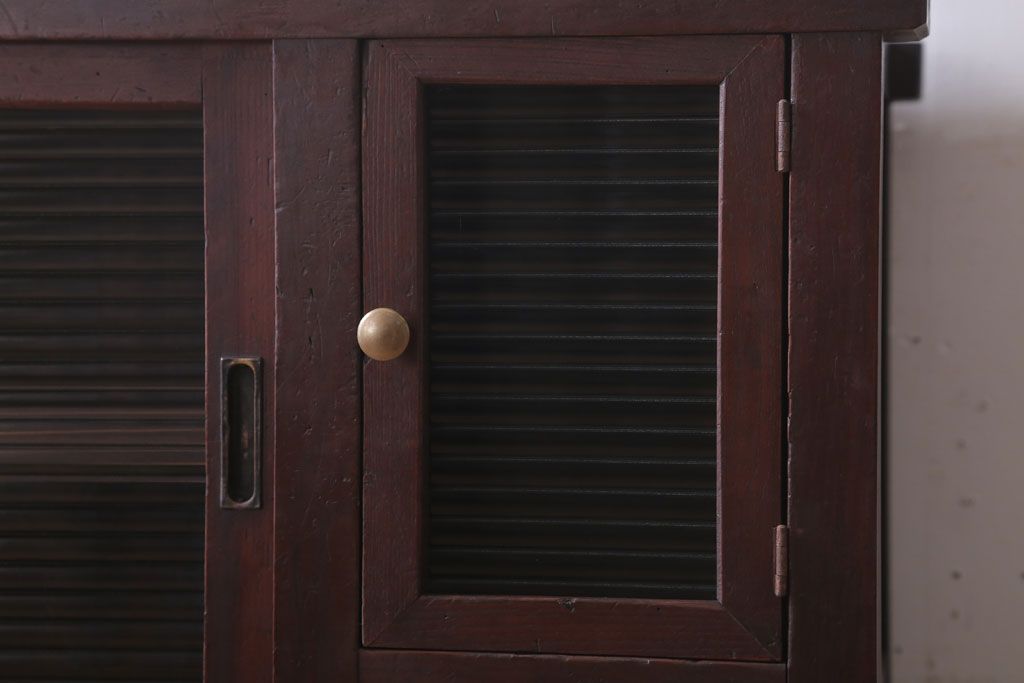 アンティーク家具　和製アンティーク　モールガラス引き戸の脚付きサイドボード(収納棚)(2)