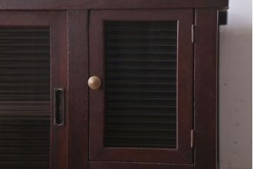 アンティーク家具　和製アンティーク　モールガラス引き戸の脚付きサイドボード(収納棚)(2)