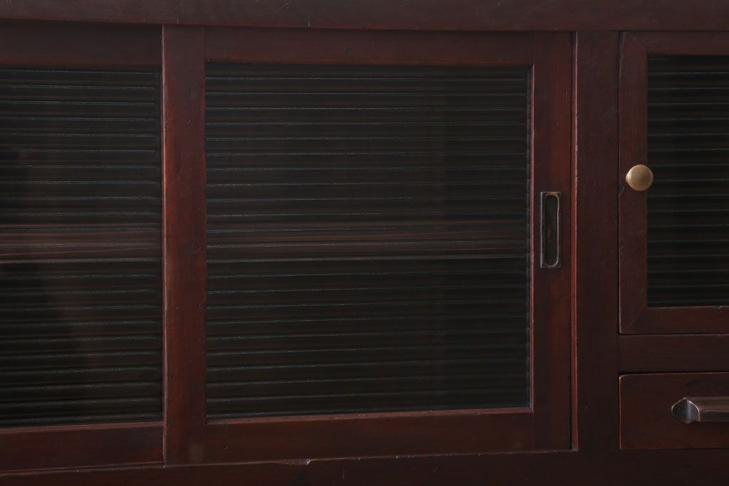 アンティーク家具　和製アンティーク　モールガラス引き戸の脚付きサイドボード(収納棚)(2)