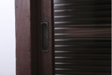 アンティーク家具　和製アンティーク　モールガラス引き戸の脚付きサイドボード(収納棚)(2)