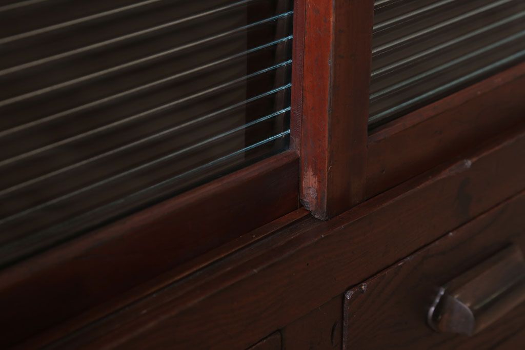 アンティーク家具　和製アンティーク　モールガラス引き戸の脚付きサイドボード(収納棚)(2)